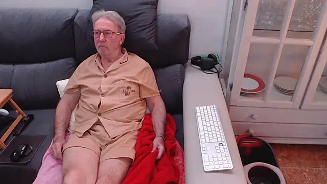 Snapshot of Nudelschwanz chatting on 02-21-25, 10:26 Nudelschwanz online show from 02-21-25, 10:26