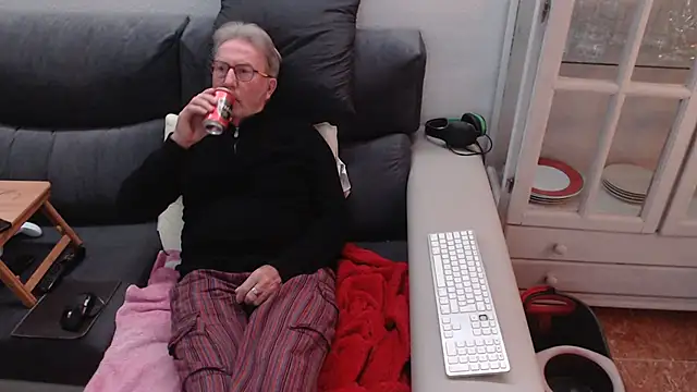 Snapshot of Nudelschwanz chatting on 02-22-25, 09:04 Nudelschwanz online show from 02-22-25, 09:04