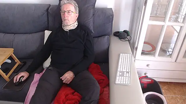 Snapshot of Nudelschwanz chatting on 02-23-25, 11:44 Nudelschwanz online show from 02-23-25, 11:44