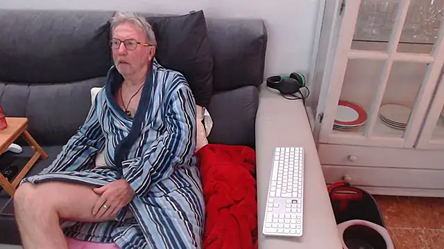 Snapshot of Nudelschwanz chatting on 02-23-25, 06:12 Nudelschwanz online show from 02-23-25, 06:12