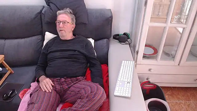 Snapshot of Nudelschwanz chatting on 02-24-25, 05:31 Nudelschwanz online show from 02-24-25, 05:31