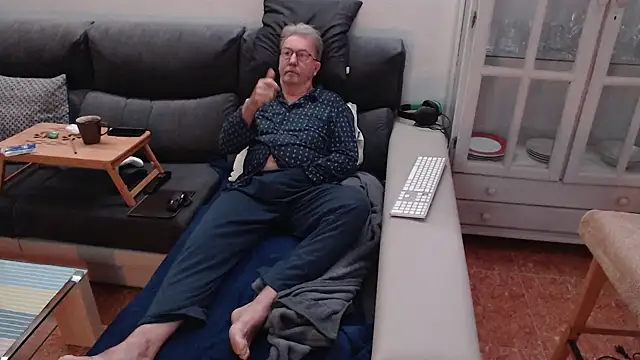 Snapshot of Nudelschwanz chatting on 02-27-25, 04:09 Nudelschwanz online show from 02-27-25, 04:09