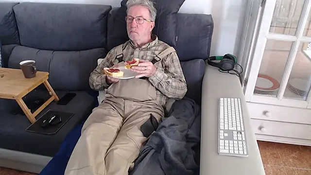 Snapshot of Nudelschwanz chatting on 02-28-25, 03:26 Nudelschwanz online show from 02-28-25, 03:26