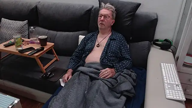 Snapshot of Nudelschwanz chatting on 03-04-25, 10:46 Nudelschwanz online show from 03-04-25, 10:46