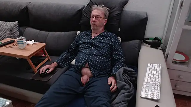 Snapshot of Nudelschwanz chatting on 03-05-25, 01:52 Nudelschwanz online show from 03-05-25, 01:52