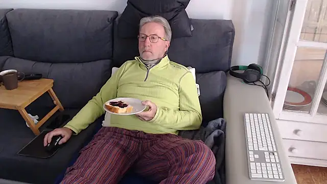 Snapshot of Nudelschwanz chatting on 03-07-25, 03:49 Nudelschwanz online show from 03-07-25, 03:49