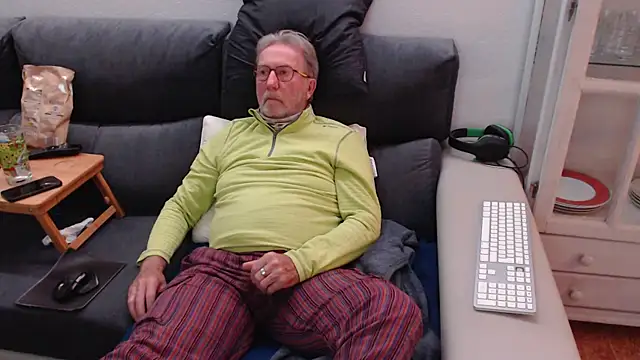 Snapshot of Nudelschwanz chatting on 03-07-25, 06:54 Nudelschwanz online show from 03-07-25, 06:54