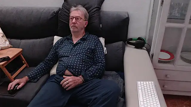 Snapshot of Nudelschwanz chatting on 03-08-25, 04:34 Nudelschwanz online show from 03-08-25, 04:34