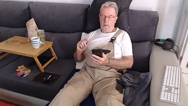 Snapshot of Nudelschwanz chatting on 03-08-25, 09:28 Nudelschwanz online show from 03-08-25, 09:28