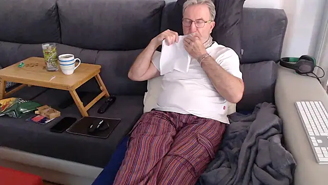 Snapshot of Nudelschwanz chatting on 03-08-25, 03:56 Nudelschwanz online show from 03-08-25, 03:56