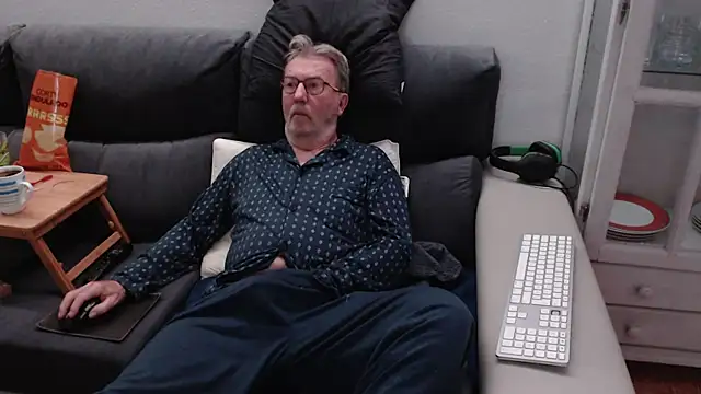 Snapshot of Nudelschwanz chatting on 03-09-25, 04:16 Nudelschwanz online show from 03-09-25, 04:16