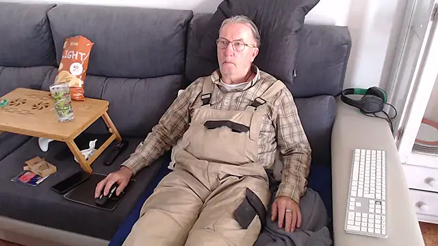 Snapshot of Nudelschwanz chatting on 03-10-25, 12:04 Nudelschwanz online show from 03-10-25, 12:04