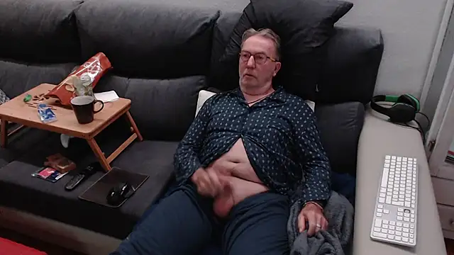 Snapshot of Nudelschwanz chatting on 03-11-25, 06:43 Nudelschwanz online show from 03-11-25, 06:43