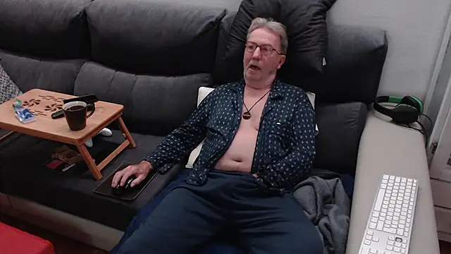 Snapshot of Nudelschwanz chatting on 03-12-25, 05:46 Nudelschwanz online show from 03-12-25, 05:46