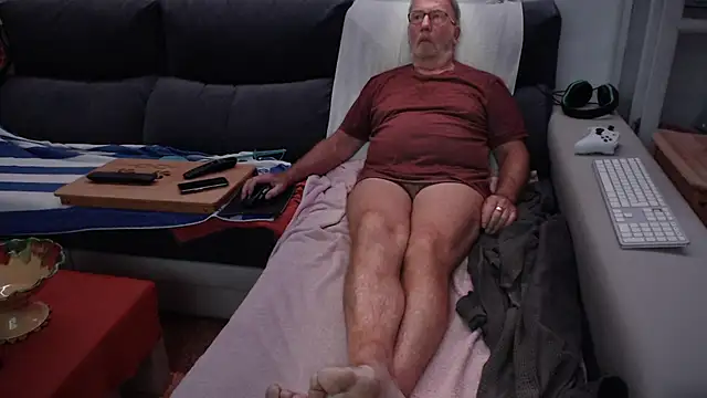 Snapshot of Nudelschwanz chatting on 09-23-25, 06:33 Nudelschwanz online show from 09-23-25, 06:33