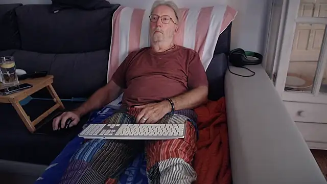 Snapshot of Nudelschwanz chatting on 10-12-25, 04:39 Nudelschwanz online show from 10-12-25, 04:39