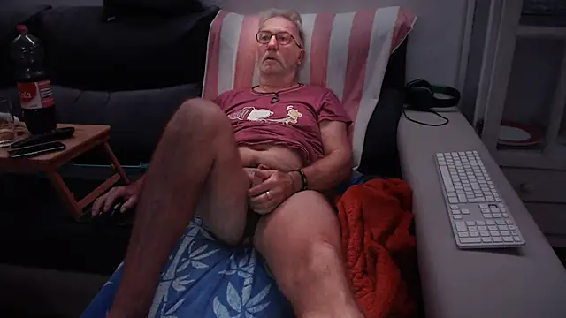 Snapshot of Nudelschwanz chatting on 10-13-25, 06:46 Nudelschwanz online show from 10-13-25, 06:46