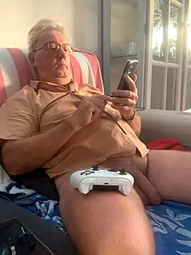 Snapshot of Nudelschwanz chatting on 10-23-25, 07:07 Nudelschwanz online show from 10-23-25, 07:07