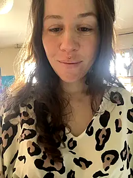 Snapshot of SuzieWanKenobi chatting on 12-04-25, 11:41 SuzieWanKenobi online show from 12-04-25, 11:41