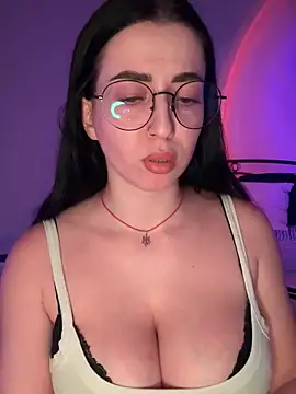 Snapshot of Emylia chatting on 11-19-25, 04:29 Emylia online show from 11-19-25, 04:29