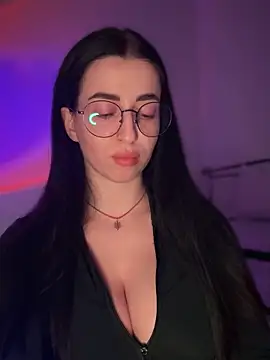 Snapshot of Emylia chatting on 12-17-25, 09:32 Emylia online show from 12-17-25, 09:32