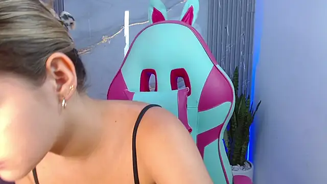 sofia henaok online show from 02-22-25, 06:19