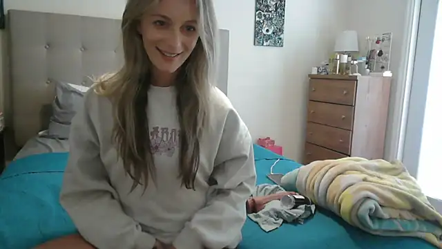 Snapshot of Heyitsmee33 chatting on 09-09-25, 06:18 Heyitsmee33 online show from 09-09-25, 06:18