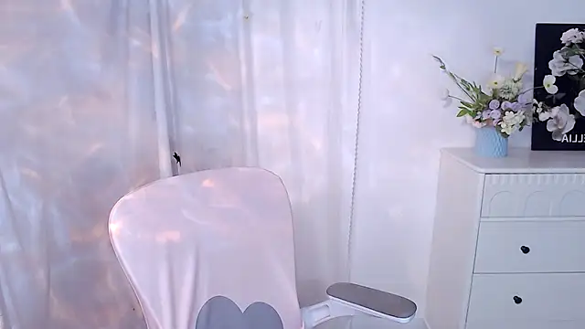 Snapshot of SHY-_-girl chatting on 07-25-26, 12:14 SHY- -girl online show from 07-25-26, 12:14