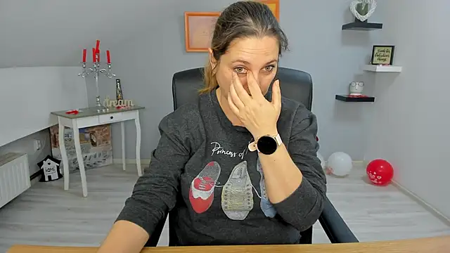 LollaGirl online show from 02-25-25, 04:14