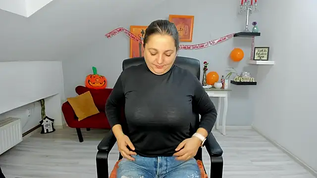 LollaGirl online show from 10-30-25, 04:25