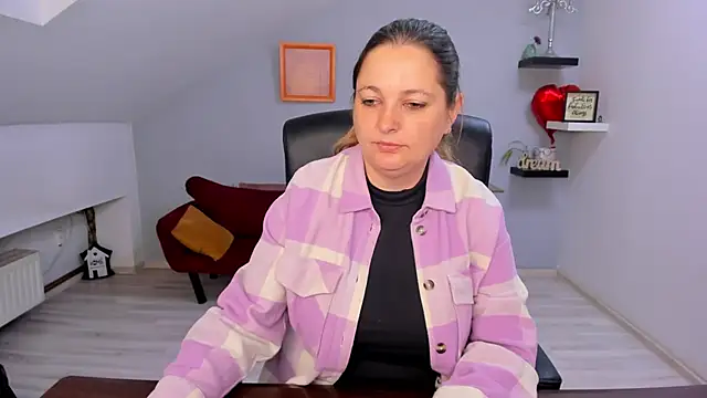 LollaGirl online show from 03-26-26, 04:18