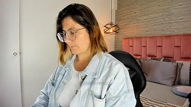 SarahDeyvis online show from 10-24-25, 01:40