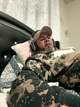 Snapshot of Cristian-Brayan chatting on 10-18-25, 11:55 Cristian-Brayan online show from 10-18-25, 11:55