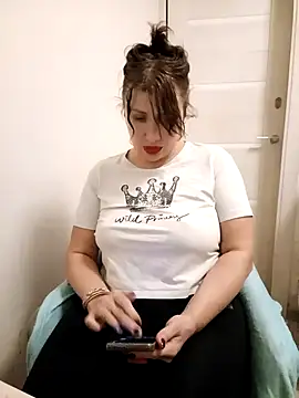 Snapshot of ROXOLANAA_SEXY chatting on 10-21-25, 10:10 ROXOLANAA SEXY online show from 10-21-25, 10:10