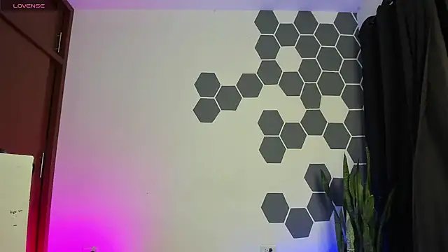 Snapshot of LauraBonnet7 chatting on 12-23-24, 08:44 LauraBonnet7 online show from 12-23-24, 08:44