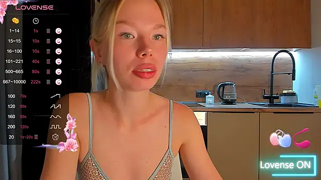 Snapshot of Olivia_Bells chatting on 10-08-25, 09:12 Olivia Bells online show from 10-08-25, 09:12