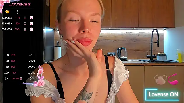 Snapshot of Olivia_Bells chatting on 10-14-25, 10:10 Olivia Bells online show from 10-14-25, 10:10