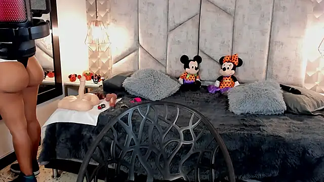 Snapshot of NiicolleMiller chatting on 10-14-25, 12:17 NiicolleMiller online show from 10-14-25, 12:17