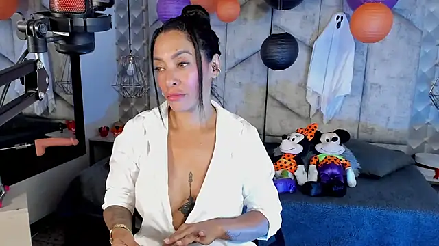 Snapshot of NiicolleMiller chatting on 10-24-25, 12:30 NiicolleMiller online show from 10-24-25, 12:30