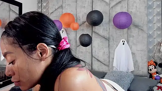 Snapshot of NiicolleMiller chatting on 10-29-25, 11:23 NiicolleMiller online show from 10-29-25, 11:23