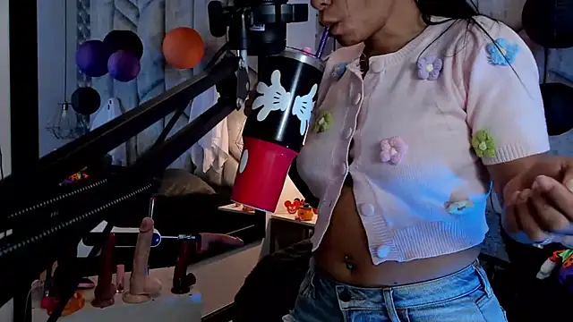 Snapshot of NiicolleMiller chatting on 10-31-25, 11:44 NiicolleMiller online show from 10-31-25, 11:44