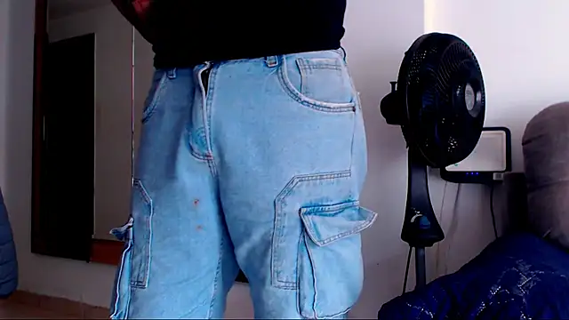 Snapshot of SelfSuck9inchs chatting on 10-27-25, 08:13 SelfSuck9inchs online show from 10-27-25, 08:13