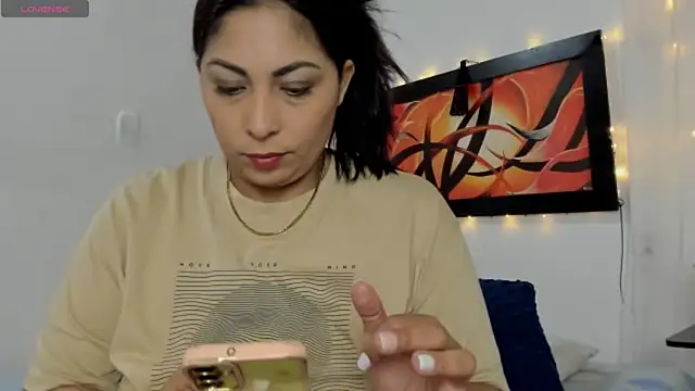 Snapshot of Lauralove_69 chatting on 05-13-26, 09:33 Lauralove 69 online show from 05-13-26, 09:33