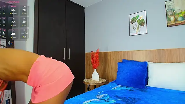 Snapshot of EmiliBonnie chatting on 12-18-25, 10:05 EmiliBonnie online show from 12-18-25, 10:05