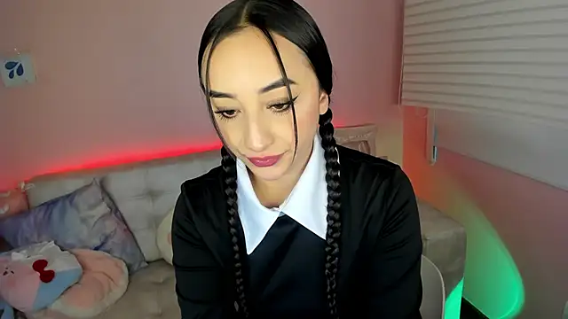 tinysara online show from 11-17-25, 04:35