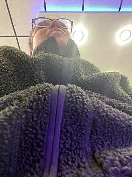 QueenNuttCollector online show from 03-01-25, 02:55