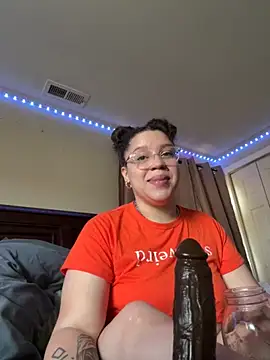 QueenNuttCollector online show from 10-28-25, 02:09