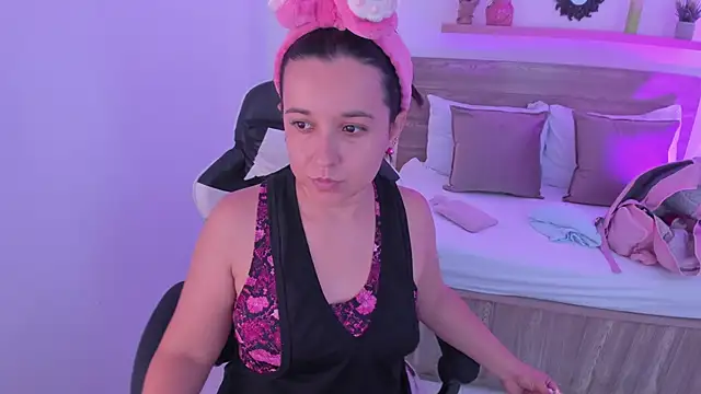 izaro22 online show from 10-16-25, 01:23