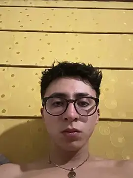 Snapshot of CamiRojas_boy chatting on 09-18-25, 03:30 CamiRojas boy online show from 09-18-25, 03:30