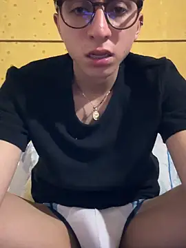 Snapshot of CamiRojas_boy chatting on 09-22-25, 04:25 CamiRojas boy online show from 09-22-25, 04:25